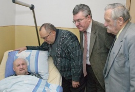 Vido Mačiulio nuotraukoje: pas kolegą Bronių Juršę apsilankė LŽS nariai Ričardas Šaknys, Steponas Gečas ir Zenonas Šiaučiulis (dešinėje) Vido Mačiulio nuotraukoje: pas kolegą Bronių Juršę apsilankė LŽS nariai Ričardas Šaknys, Steponas Gečas ir Zenonas Šiaučiulis (dešinėje)